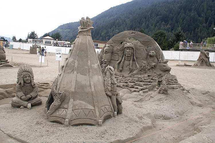 http://oink.elrellano.com/desastre/sand_sculptures_02.jpg