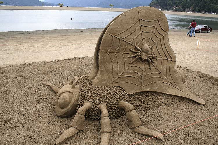 http://oink.elrellano.com/desastre/sand_sculptures_05.jpg