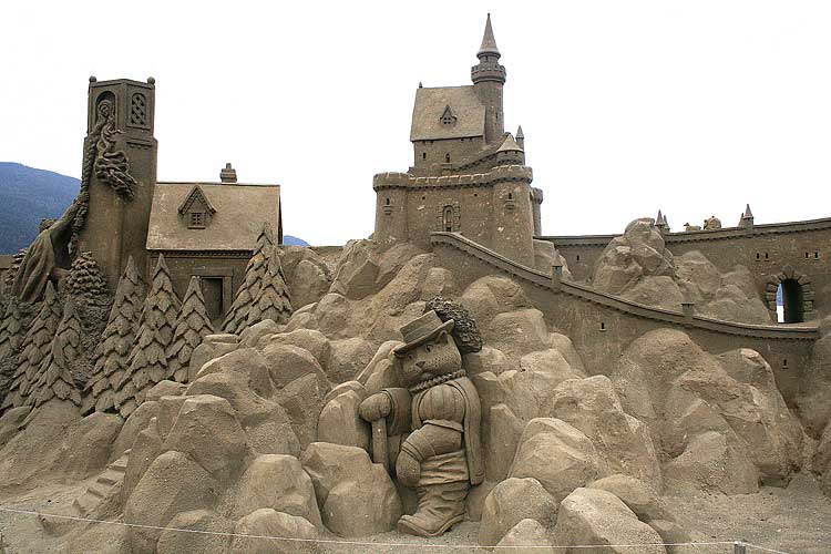 http://oink.elrellano.com/desastre/sand_sculptures_17.jpg