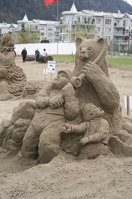 http://oink.elrellano.com/desastre/sand_sculptures_22.jpg
