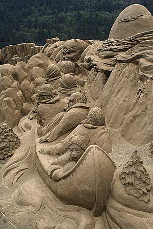 http://oink.elrellano.com/desastre/sand_sculptures_36.jpg
